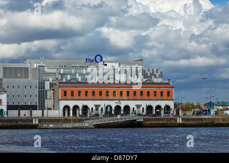 Die O2-Gebäude in North Wall Quay in Dublins Docklands. Das O2-Gebäude ist auf dem Gelände des ehemaligen Point Theater gebaut. Stockfoto