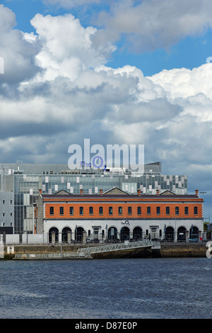 Die O2-Gebäude in North Wall Quay in Dublins Docklands. Das O2-Gebäude ist auf dem Gelände des ehemaligen Point Theater gebaut. Stockfoto