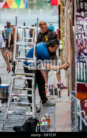 Straßenkünstler schmücken die Wände von Melbournes Hosier & Rutledge Lanes mit Wandmalereien, die eine beliebte Touristenattraktion darstellen. Stockfoto