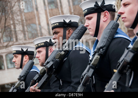 Mitglieder der Royal Navy bewaffnete Kräfte März auf Stand London während Thatcher Beerdigung. Stockfoto