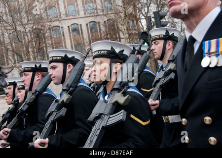 Mitglieder der Royal Navy bewaffnete Kräfte März auf Stand London während Thatcher Beerdigung. Stockfoto