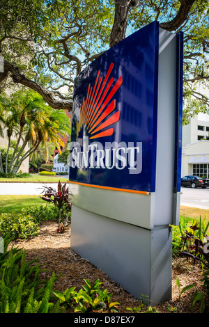 SunTrust Bank Zeichen auf der Main Street in Sarasota FL Stockfoto