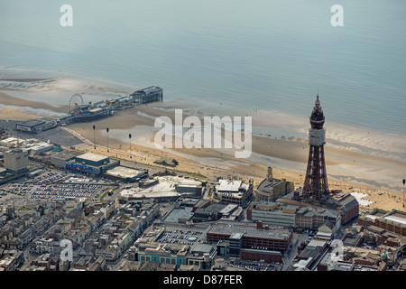 Luftbild der Blackpool Tower und Central Pier Stockfoto