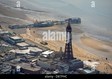Luftbild der Blackpool Tower und Central Pier Stockfoto