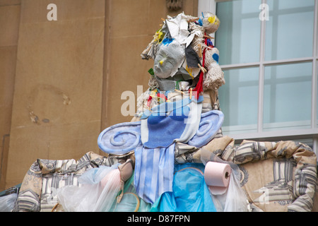 Ungewöhnliche Ausstellung vor dem Holburne Museum in Sydney Pleasure Gardens in Great Pulteney St, Bathwick, Bath, Somerset UK im April Stockfoto