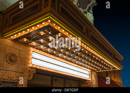 Leere Festzelt am alten Kino in der Nacht Stockfoto