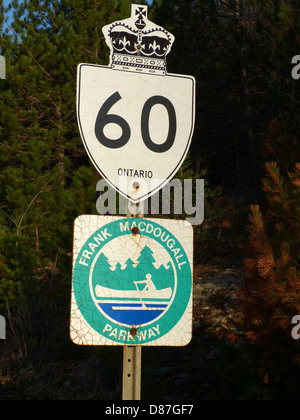 Highway 60 Verkehrszeichen In Algonquin Park Ontario Kanada A Highway, der durch den Provincial Park läuft Stockfoto