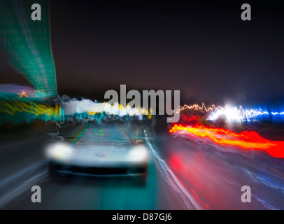 Corvette Auto beschleunigt auf der Autobahn bei Nacht Stockfoto