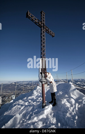 Frau sieht durch Teleskop SALZBURG & UNTERSBERG Österreich 25. Dezember 2011 Stockfoto