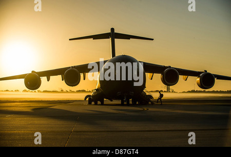 C-17 Globemaster III in den Sonnenuntergang Stockfoto