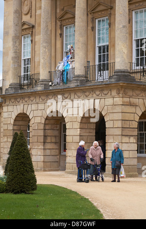 Drei Rentner vor dem Holburne Museum in Sydney Pleasure Gardens in Great Pulteney St, Bathwick, Bath, Somerset UK im April Stockfoto