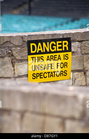 Gefahr dieser Bereich ist für Zuschauer Schild an Rugby Arena, Bath, Somerset UK im April unsicher Stockfoto