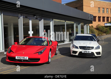 ROTER FERRARI 458 ITALIA & weißen MERCEDES C63 AMG schwarze Autos WILMSLOW MANCHESTER ENGLAND 5. April 2013 Stockfoto