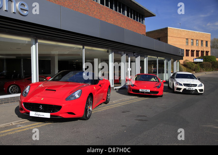 ROTER FERRARI CALIFORNIA 458 ITALIA & weißen MERCEDES C63 AMG schwarze Autos WILMSLOW MANCHESTER ENGLAND 5. April 2013 Stockfoto