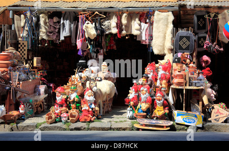 Straße-Kiosk, mit Spielzeug, Gartenzwerge und Souvenirs in Sinaia, Muntenia, Rumänien Stockfoto