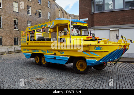 Viking Splash amphibische Tour Fahrzeug macht seinen Weg durch Dublins Gassen auf dem Weg zum Fluss Liffey Stockfoto