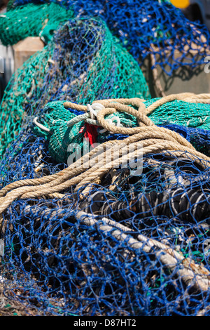 Fischernetze und Seile. Hafen am Meer St Peters Port Guernsey Kanalinseln UK Stockfoto