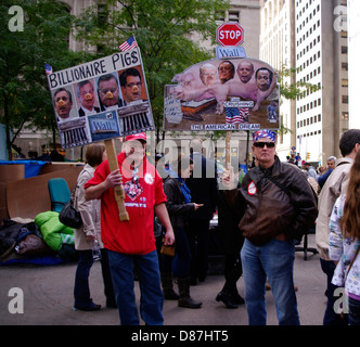 Bunte Demonstranten in "Occupy Wall Street" am Zuccotti Park, Manhattan, NYC, derzeitige wirtschaftliche Ungleichgewicht Stimme geben. Stockfoto