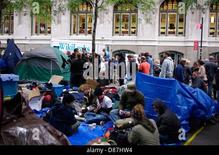 Von "Occupy Wall Street" im friedlichen sitzen Konzerns Zuccotti Park, Manhattan, NYC, derzeitige wirtschaftliche Ungleichgewicht Stimme geben. Stockfoto