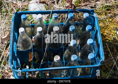 ausrangierte Kiste mit alten Glasflaschen Schottland, Vereinigtes Königreich Stockfoto