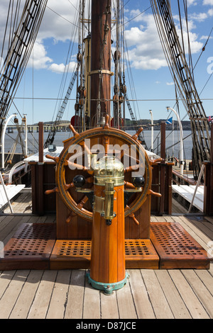 Brücke Steuerstand und Kompass binnacle. RSS-Entdeckung. Discovery Point Dundee Polarforschung Schiff Stockfoto