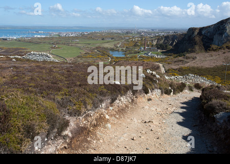 Wales Küstenweg in Nord-Wales. Malerische Aussicht auf den Weg von Holyhead Mountain und Nord-Stack. Stockfoto