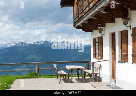 Traditionelle Tiroler Almhütte auf Hohe Salve in Tirol mit Aussichtsterrasse in Richtung Hopfgarten Stockfoto