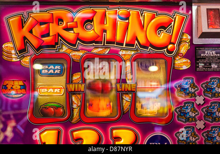 Fruit Machine drehenden Walzen in eine Spielhalle, UK Stockfoto