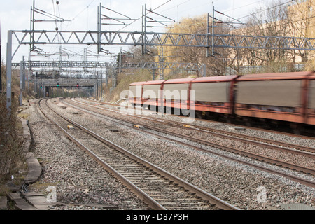 Güterzug auf der West Coast Main Line Tamworth Durchgangsbahnhof zu beschleunigen. Stockfoto