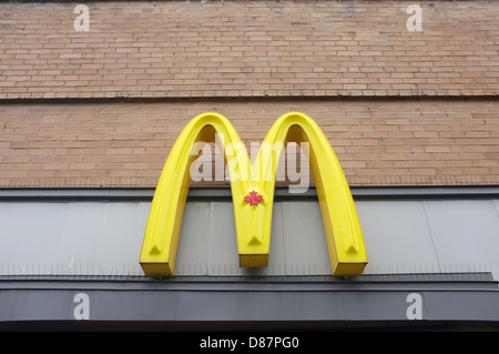 McDonald's Iconic golden arches Logo der Firma. Stockfoto