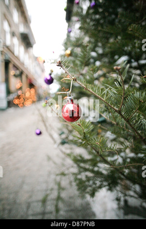 Weihnachtsschmuck dekorieren eine Balsam-Tanne in der Altstadt von Quebec während der Weihnachtszeit. Stockfoto