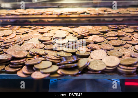 Nahaufnahme eines 2P-Stücke in einer Spielhalle Cent fällt Maschine Spiel, UK Stockfoto