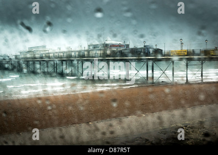 Britische Pier in Paignton an einem regnerischen Tag im Frühjahr/Sommer, England, UK Stockfoto