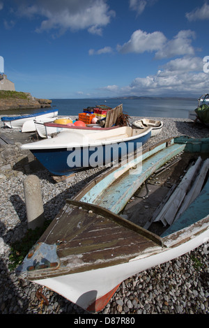 Wales Küstenweg in Nord-Wales. Malerische Aussicht auf Fischerboote am Strand von Moelfre. Stockfoto