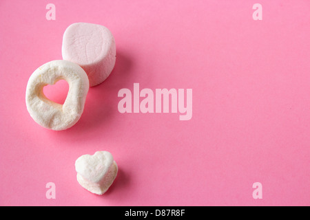 Herz aus Eibisch in der unteren linken Ecke, weitere Marshmallows in der oberen rechten Ecke geschnitten Stockfoto