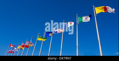 Kanadischen Provinzen und Territorium Fahnen auf blauen Himmel in Ottawa Stockfoto
