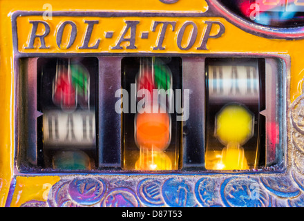 Altmodische Spielautomaten in einer Spielhalle am Meer UK Stockfoto