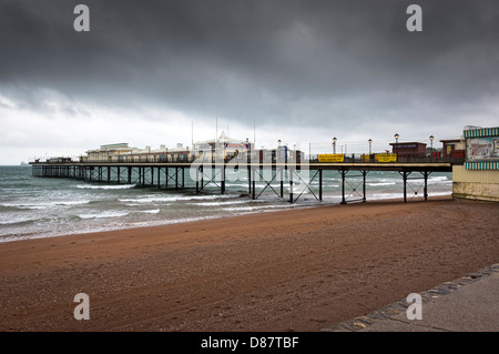 Paignton Pier in Regen, Devon, England, Großbritannien Stockfoto