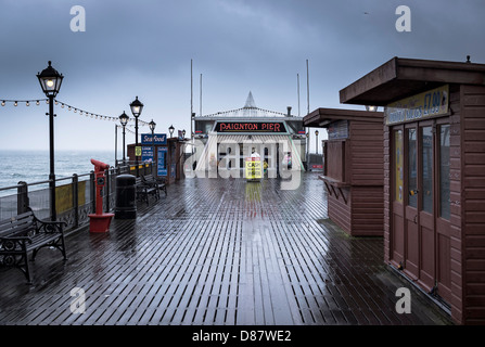 Paignton Pier in einem Sturm in Regen, Devon, England, Großbritannien Stockfoto