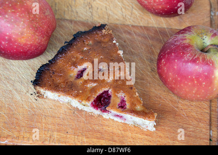 Apple-Erdbeertorte basierend auf hölzernen Hintergrund Stockfoto