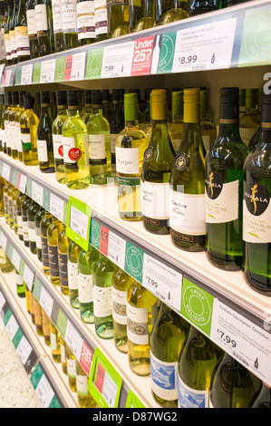 Weinflaschen auf einem Regal in einem Sainsburys Supermarkt, UK Stockfoto