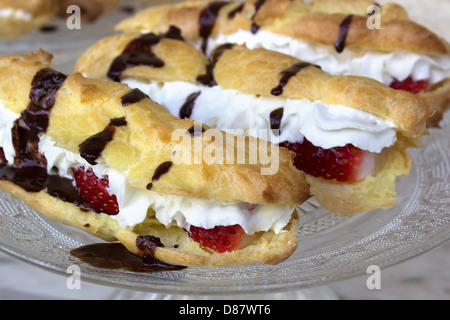 Erdbeer-Eclair Fille mit abgewischt Creme auf der Platte stand Stockfoto