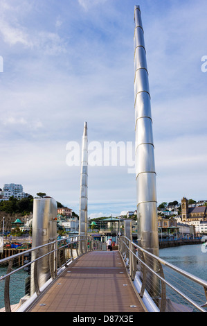 Hafen-Fußgängerbrücke in Torquay, Devon, UK Stockfoto