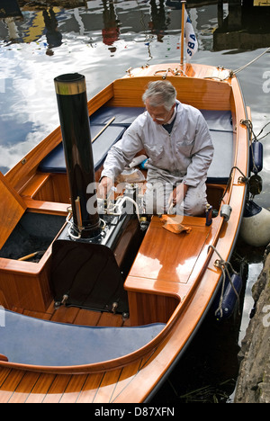 Basteln mit Motor auf Steam starten, Crom Estate, Upper Lough Erne, Grafschaft Fermanagh, Nordirland Stockfoto