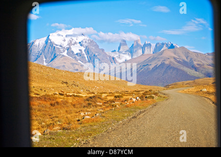 Torres del Paine Nationalpark, Chile betrachtet von der Rückseite des einen Tourbus Stockfoto