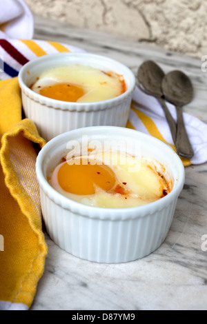 Ei in Töpfchen mit Tomaten Souce und Chorizo nicht gekocht. Vertikale Foto. Stockfoto