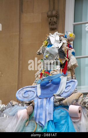 Ungewöhnliche Ausstellung vor dem Holburne Museum in Sydney Pleasure Gardens in Great Pulteney St, Bathwick, Bath, Somerset UK im April Stockfoto