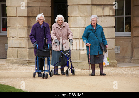 3 Rentnerinnen mit Gehhilfen auf dem Gelände des Holburne Museums in Sydney Pleasure Gardens in der Great Pulteney St, Bathwick, Bath, Somerset UK Stockfoto