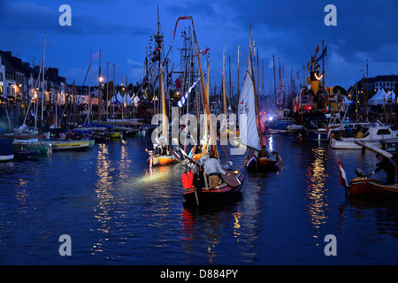 Vannes Marina während der "Semaine du Golfe', mit traditionellen Plattboden Segelboote, Flottila von Tjotters. Stockfoto