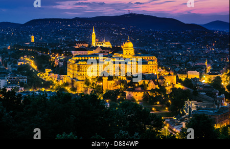 Budaer Burg von Budapest in der Nacht sah vom Gellertberg. Stockfoto